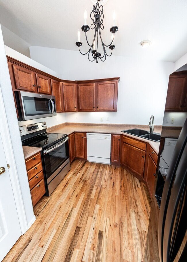 Building Photo - 4 Bed Rancher in District 20!!!