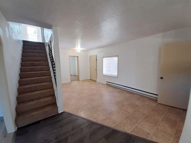 Building Photo - Spacious 5 bedroom/1.5 bath home in Spring...