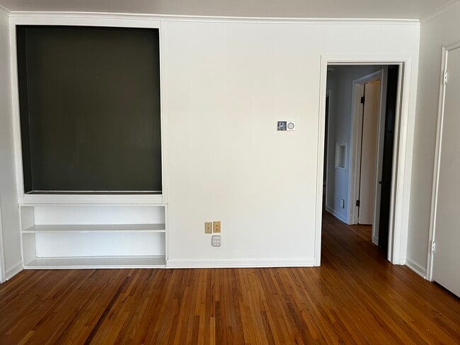 Building Photo - 3505 S Knoxville Ave