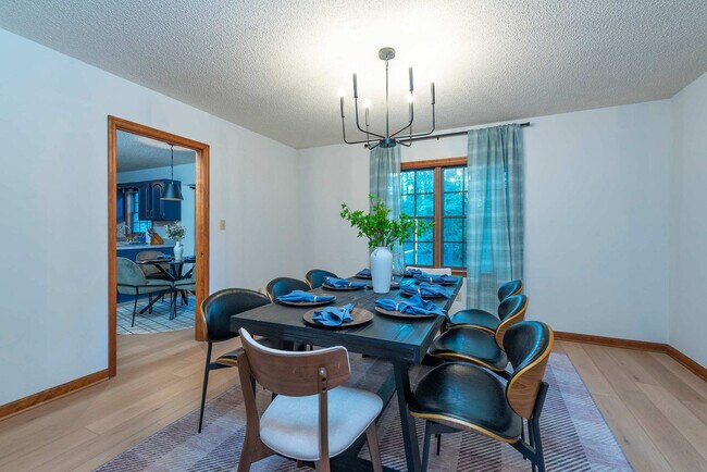 Building Photo - 41 Little Forest Dr