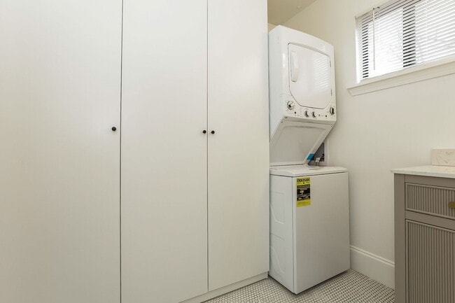 Building Photo - 755 St Charles Ave NE