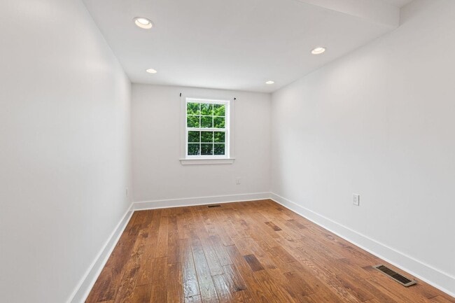 Building Photo - 1110 Orren St NE