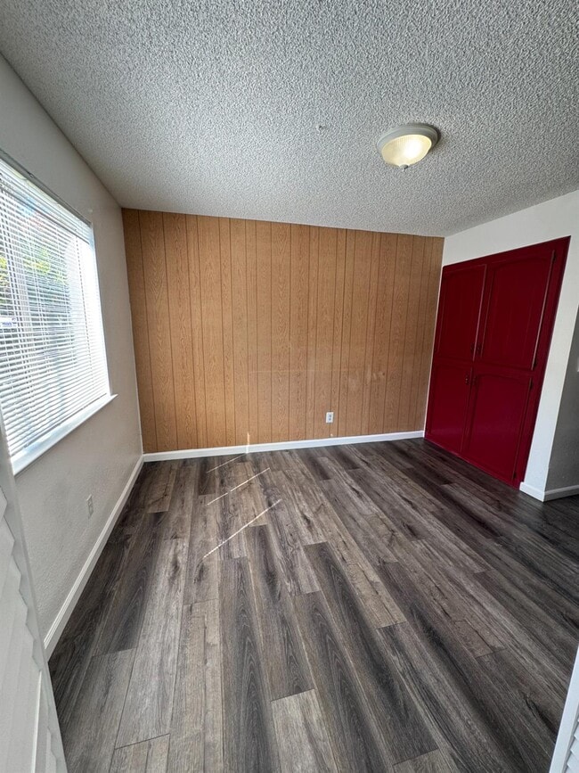 Building Photo - 2056 W Simpson Ave