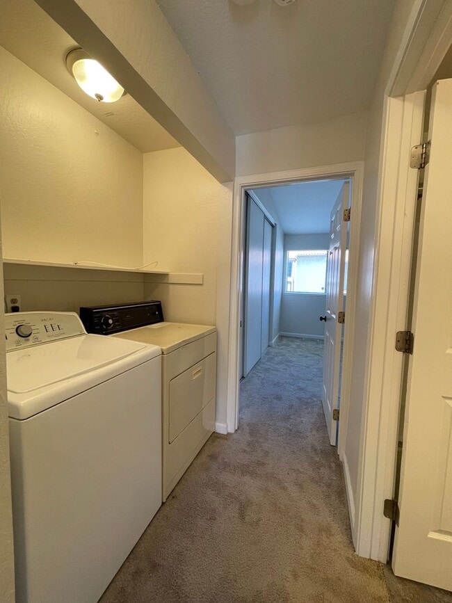 Building Photo - Beautiful Updated 3 Bedroom, 2 1/2 Bath Condo