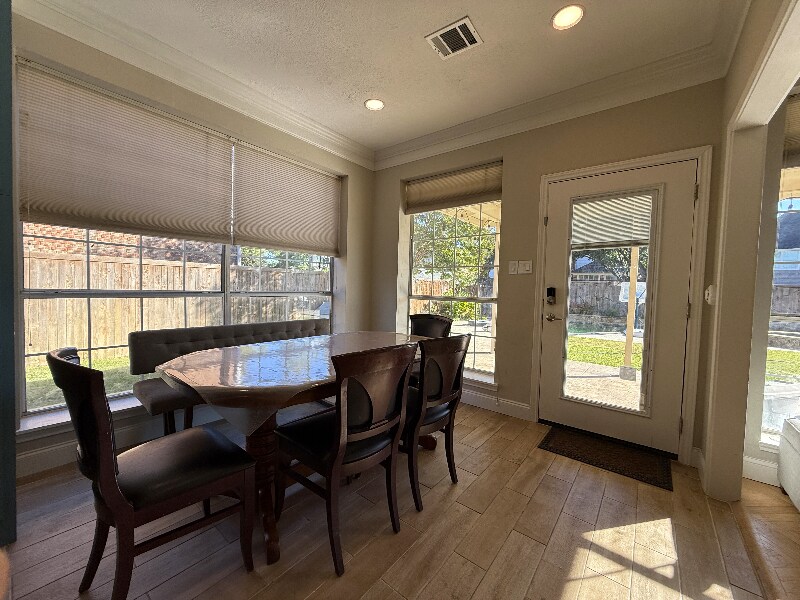 Building Photo - 4010 Crestwood Dr