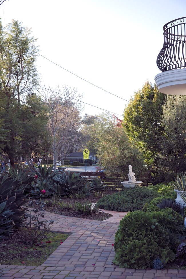 Building Photo - 1215 Altamead Dr