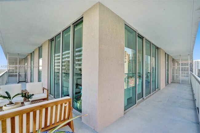 Building Photo - 1111 SW 1st Ave