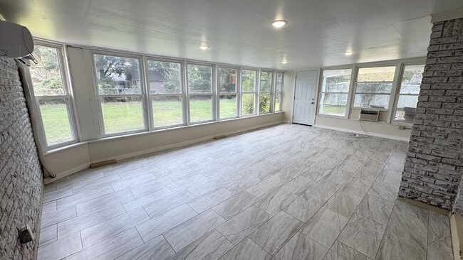 Building Photo - 402 Maridale Dr