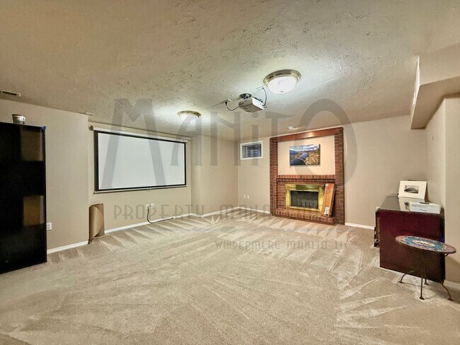 Building Photo - Elegant & Sprawling South Hill Home