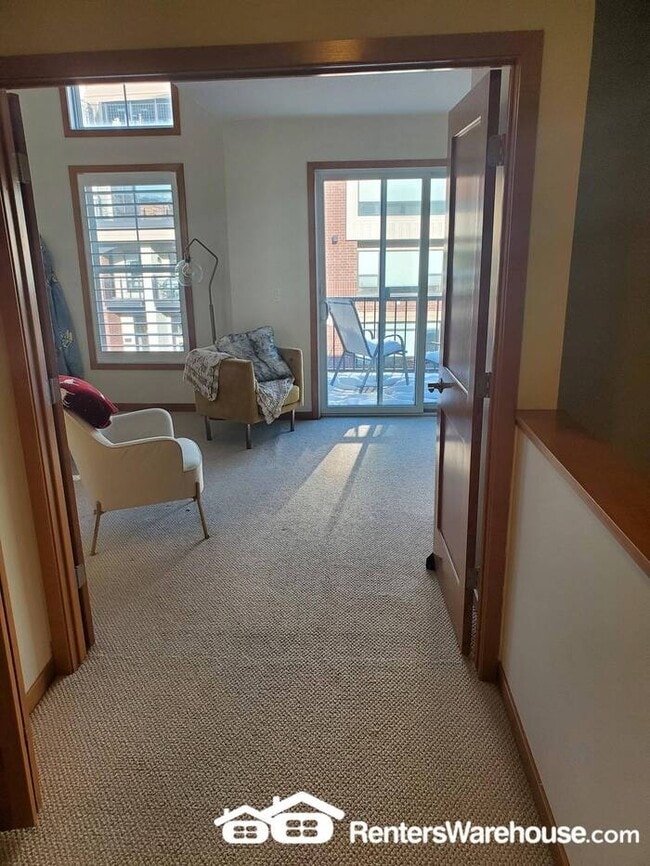 Building Photo - 2 Bedroom, 4 Bath Townhouse in a Great Riv...