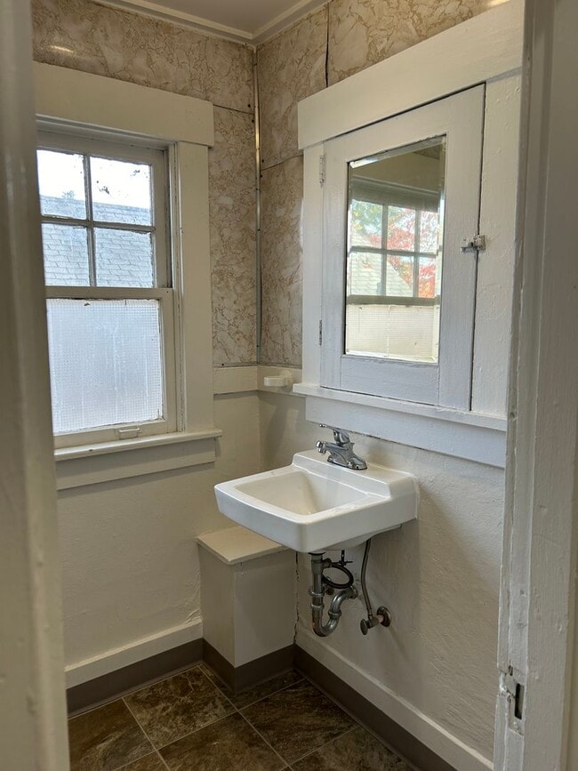 Building Photo - (844) NW 15th St. - 1 bedroom / 1 Bathroom - ALL UTILITIES PAID!