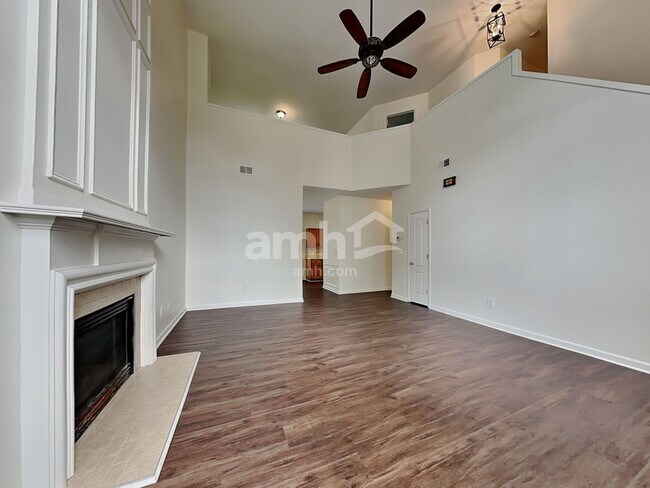 Building Photo - 3439 Silverlake Ct