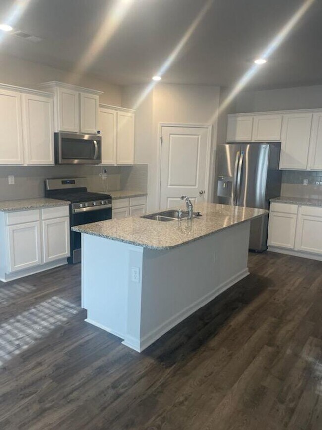 Building Photo - LIKE NEW HOME-NEIGHBORHOOD POOL, PICKLEBALL, CABANA,WALKING TRAILS
