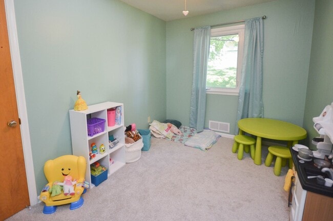 Building Photo - Beautifully updated home in desirable Coun...