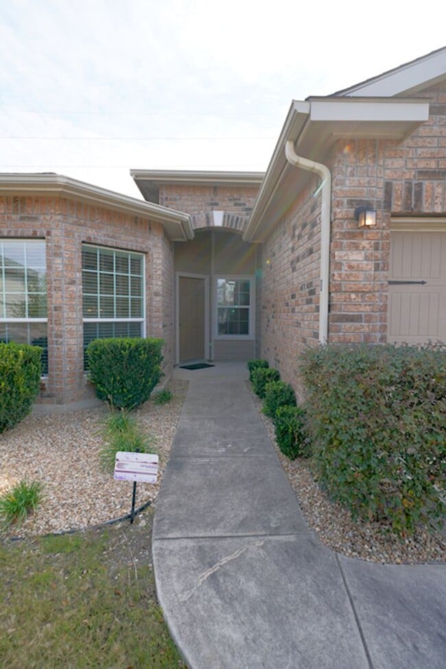 Building Photo - Beautiful home now available in the coveted Riata subdivision of Schertz, TX! Realtor Commission:...