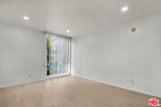 Building Photo - 406 N Oakhurst Dr