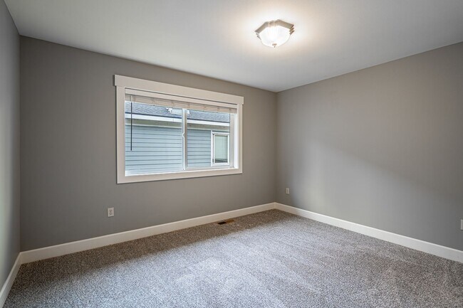 Building Photo - 3 Bedroom Townhome at The Vineyard