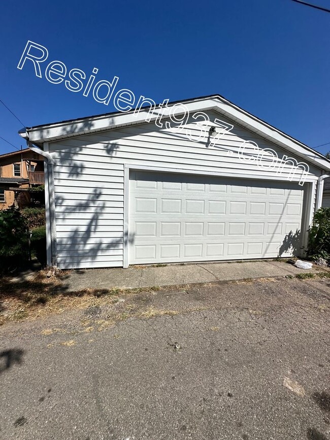 Building Photo - Spacious 4 bedroom 2 Bath home