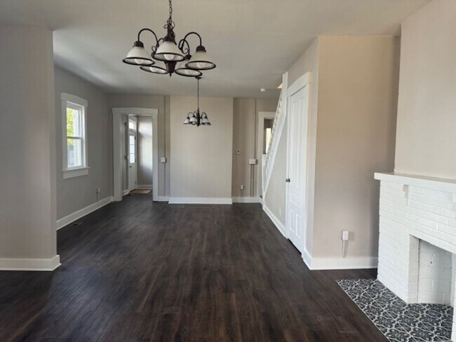 Building Photo - 2 Bedroom 1 1/2 Bath Beautifully Renovated Home in Historic Huffman Area