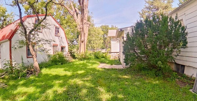 Building Photo - Hardwood Floors + Pet Friendly + Off-Stree...
