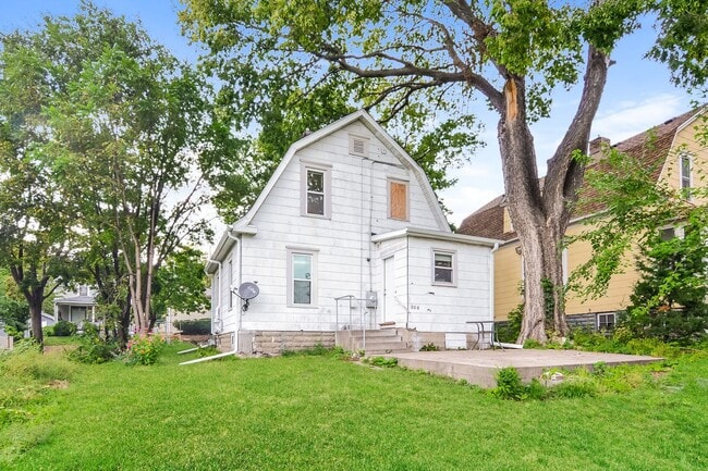 Building Photo - Newly Renovated Single Family Home - GREAT Mpls Location!