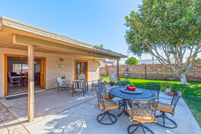 Building Photo - Spacious 2-Bedroom Home with Room to Roam ...