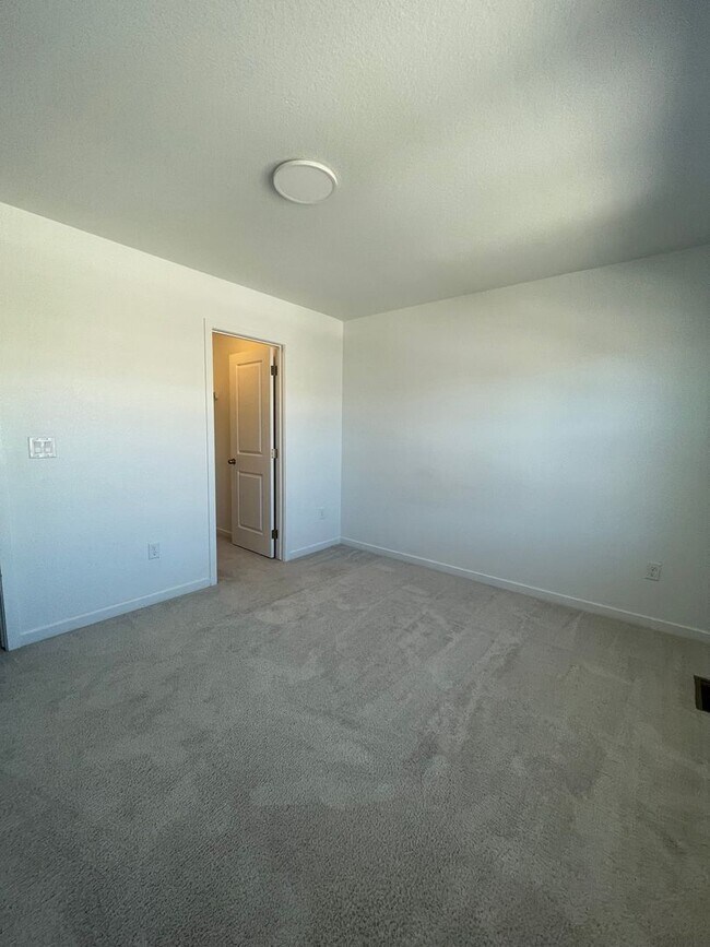 Building Photo - 3 Bedroom 2 Bath Home Available 4/1