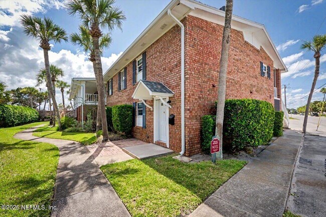 Building Photo - 22 Comares Ave