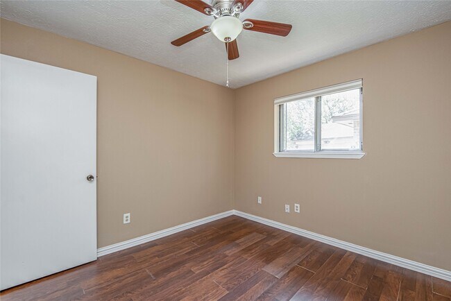 Building Photo - 16778 Glen Eagle Dr N