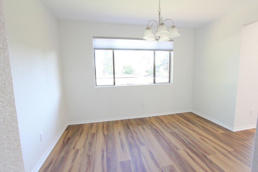 Building Photo - 600 Manhattan Dr