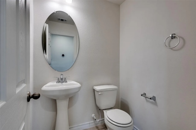 Building Photo - 749 Windsor Dr