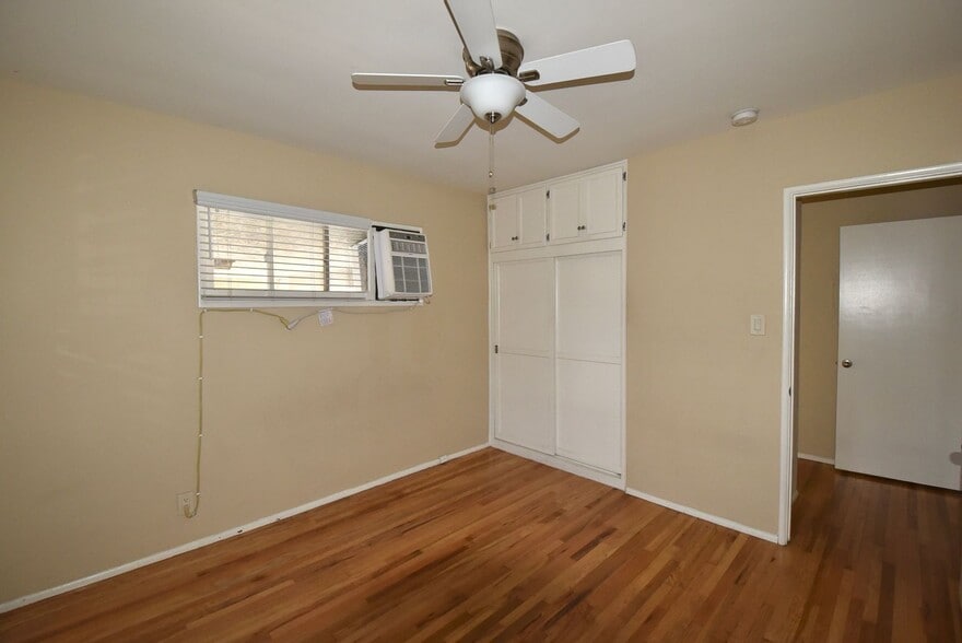 Building Photo - 1212 N Hollywood Way