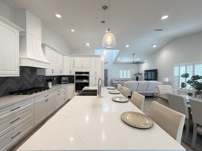 Building Photo - AVAILABLE NOW!! GORGEOUS 4 Bedroom 2 Bathroom Home in La Quinta.