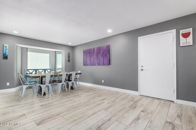 Building Photo - 1502 E Topeka Dr