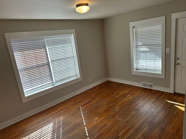 Building Photo - 3 Bedroom, 1 Bathroom Fayetteville Home, Available March 1st!