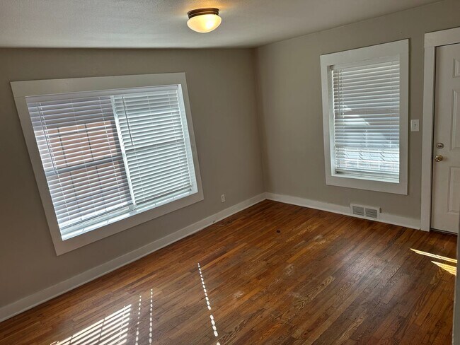 Building Photo - 3 Bedroom, 2 Bathroom Fayetteville Home, Available March 1st!