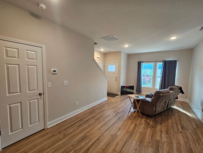 Building Photo - 130 Loren Rd