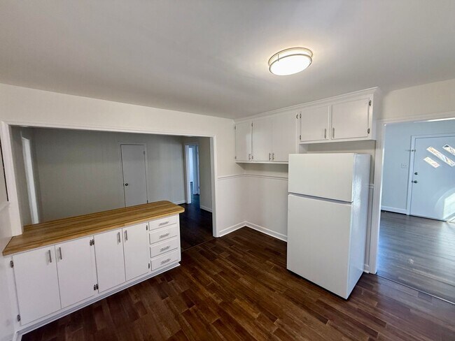 Building Photo - Three bedroom, 1.5 bath house in Burlington