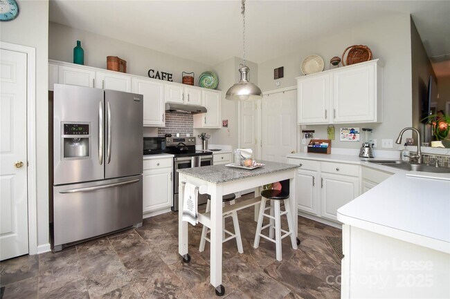 Building Photo - 2121 Kaybird Ln