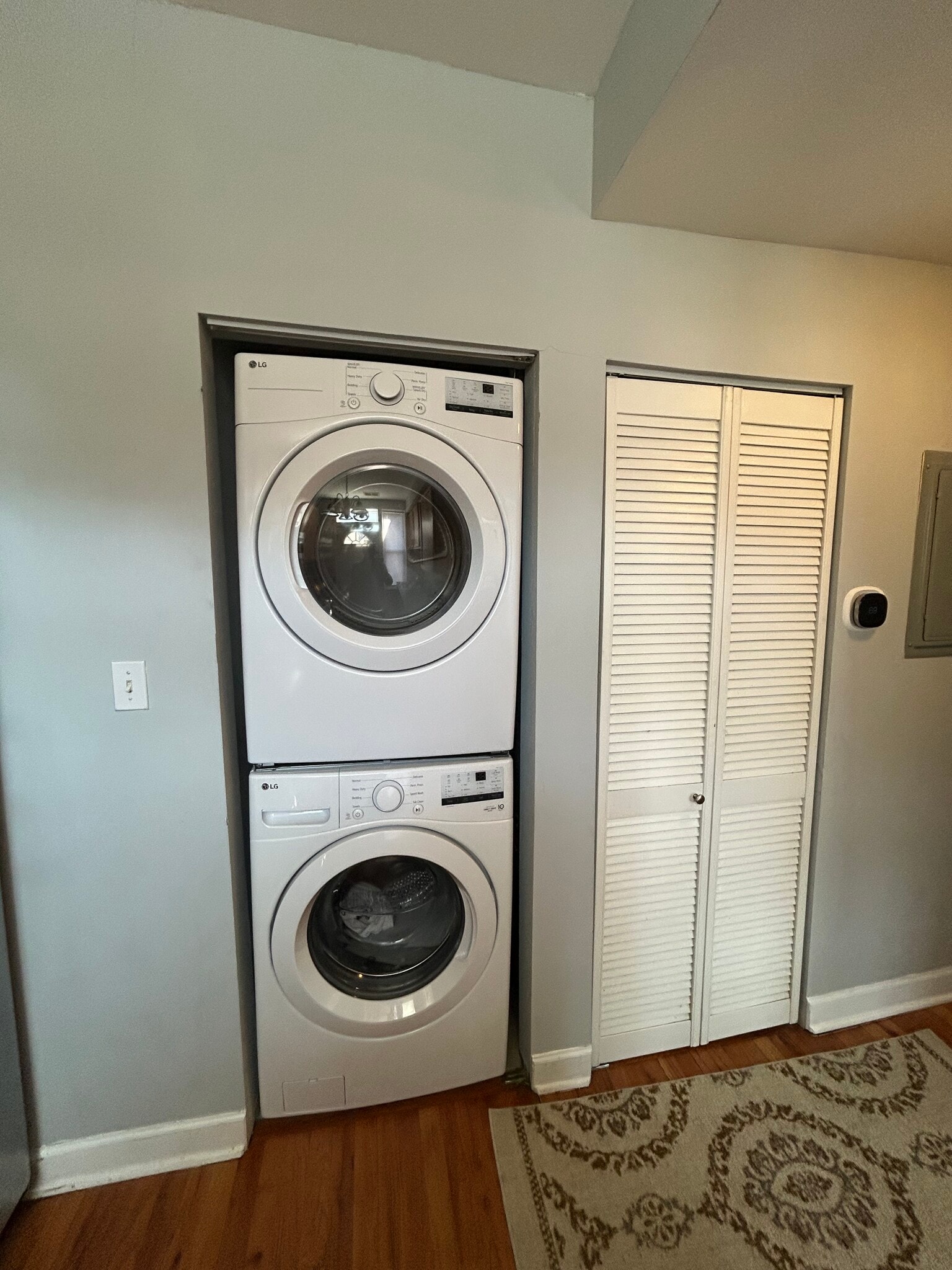 Building Photo - 2253 W Rosemont Ave