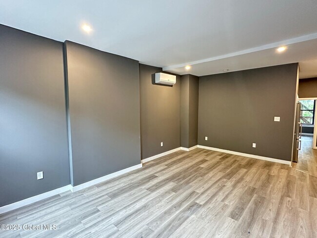 Building Photo - 154 Lark St