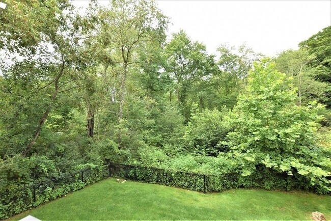 Building Photo - 398 Davis St