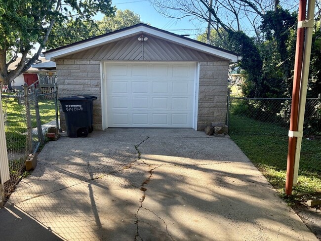 Building Photo - 2 bedroom 1 bath house for rent with a garage