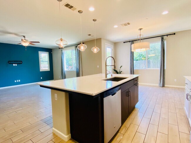 Building Photo - $2,450 Ashlan & Leonard, Beautiful 3 Bedro...