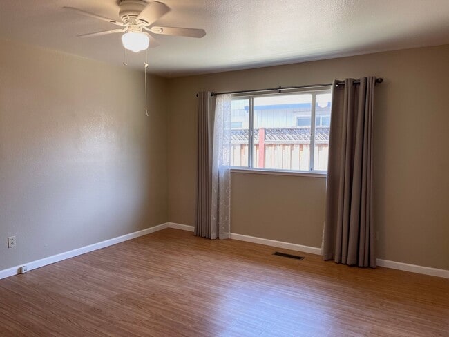 Building Photo - Centrally Located 3 Bedroom Duplex in Wind...