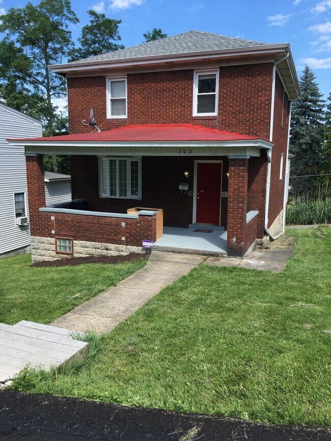 Building Photo - 3 bedroom 1 bath deck and yard
