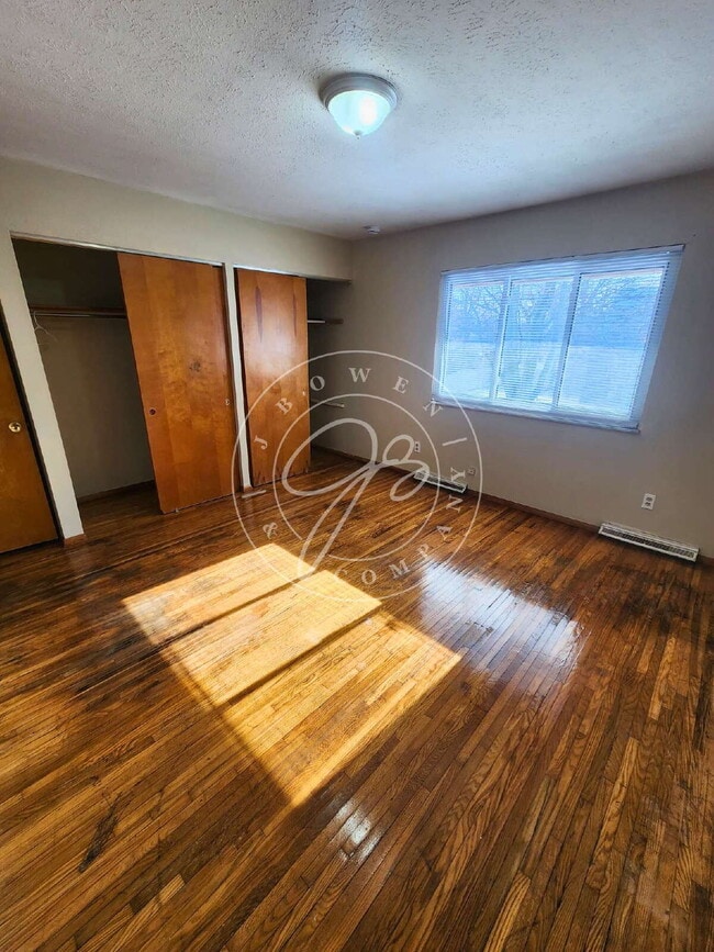 Building Photo - Spacious 2 bed 1 bath- 2 story home. Already passed Section 8 Inspection!