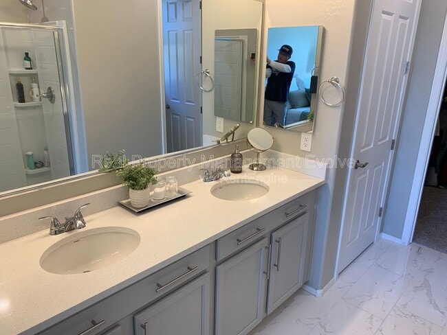 Building Photo - 8721 W MacKenzie Dr