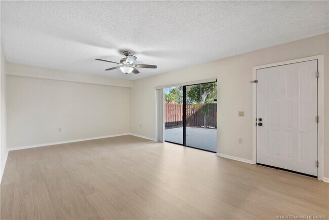 Building Photo - 2930 SW Sunset Trace Cir