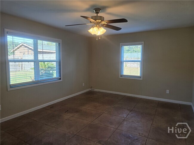 Building Photo - 310 W 5th St